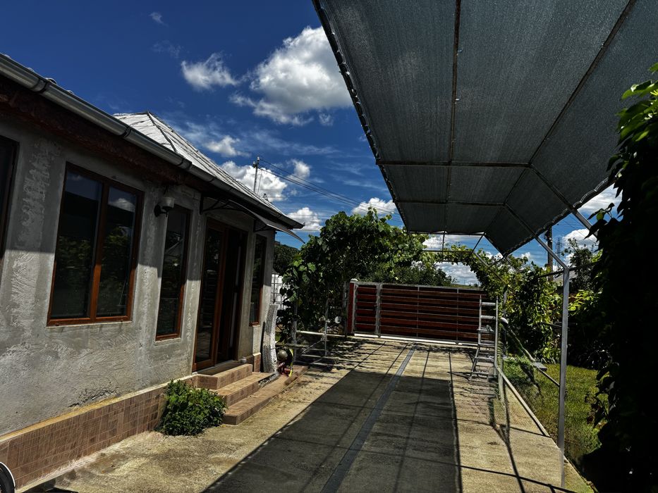 Se vinde casa la tara
