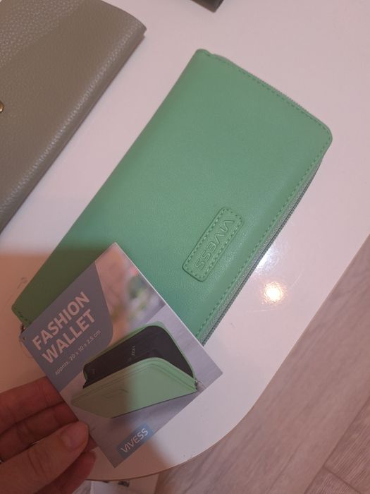 Portofel,nou,cu eticheta