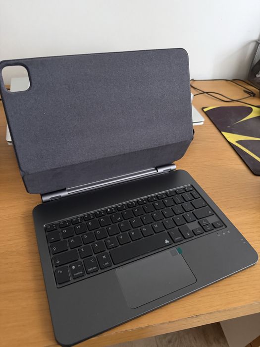 Husa Magic Keyboard iPad Air 11” cu tastatura iluminata