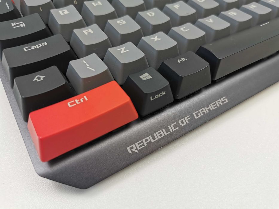Клавиатура Asus ROG Strix Scope PBT с Cherry MX Red суичове и PBT капачки