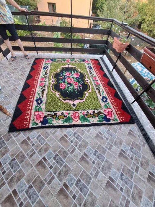Килим ръчно тъкан.