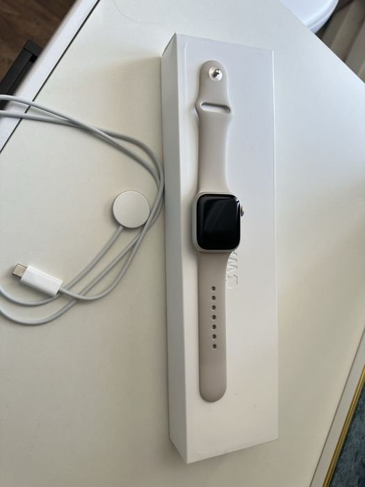 Apple watch series 8, 41mm. Aluminim starlight