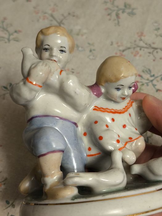 Статуэтка СССР Дети кормят голубей