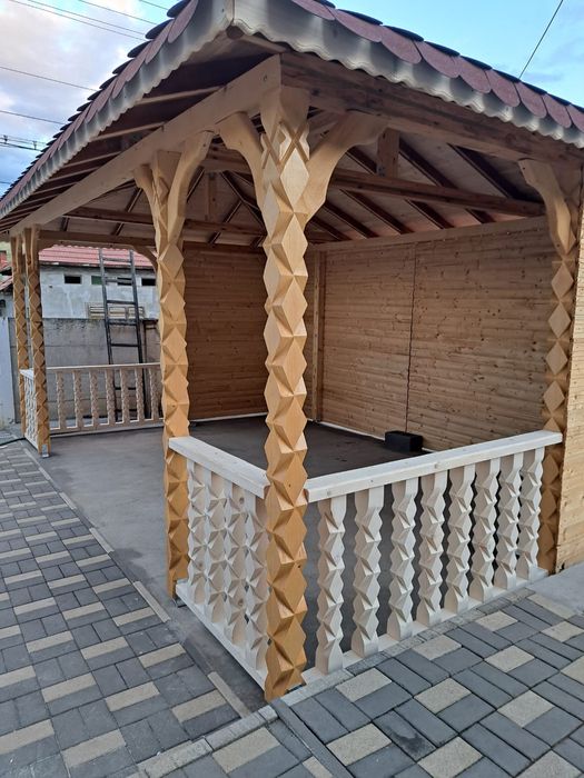 Vând stalpi sculptati