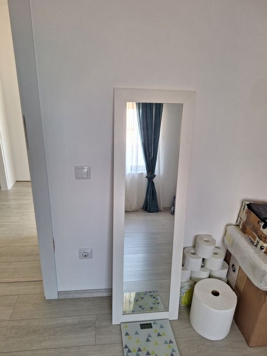 Oglinda cu rama alba