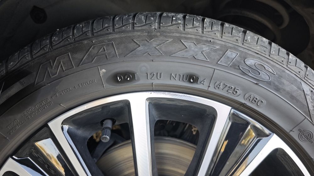 Продам шины Maxxis R16