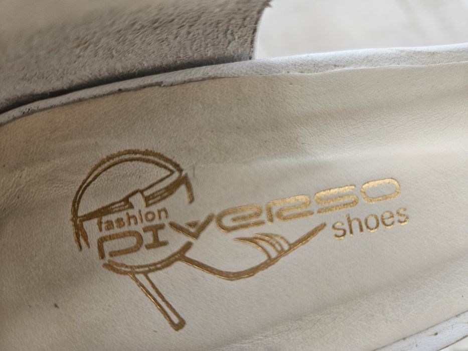 Високи бели обувки