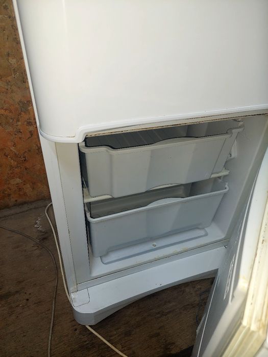 Холодильник индезит.