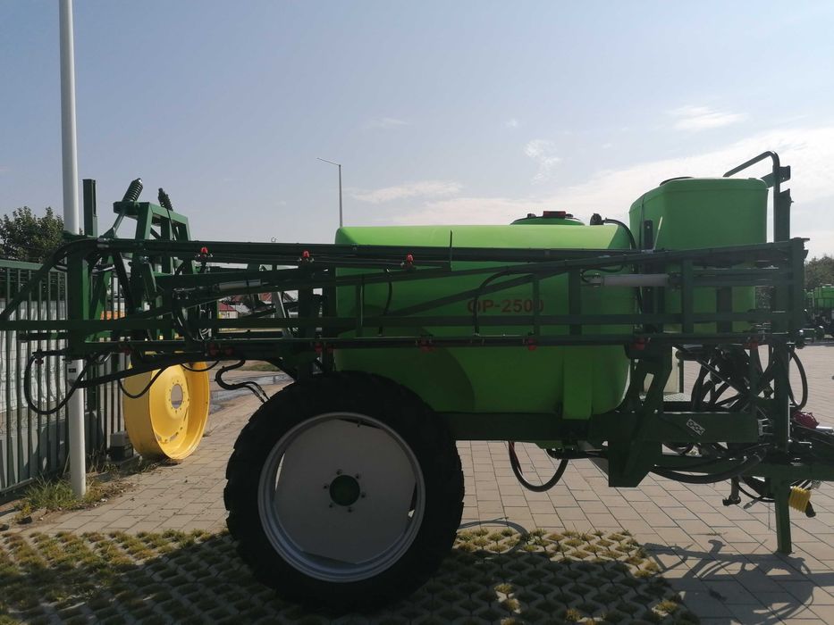 Masina de erbicidat tractata  OP 2500 cu calculator de solutie