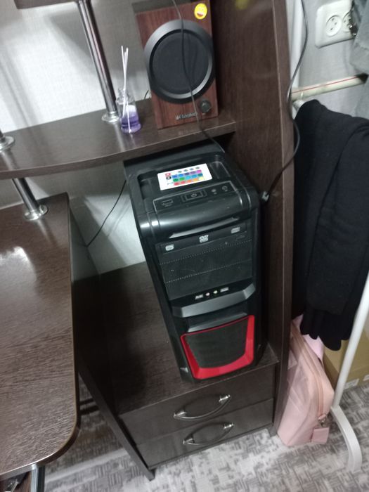 Компьютерный стол и компьютер.