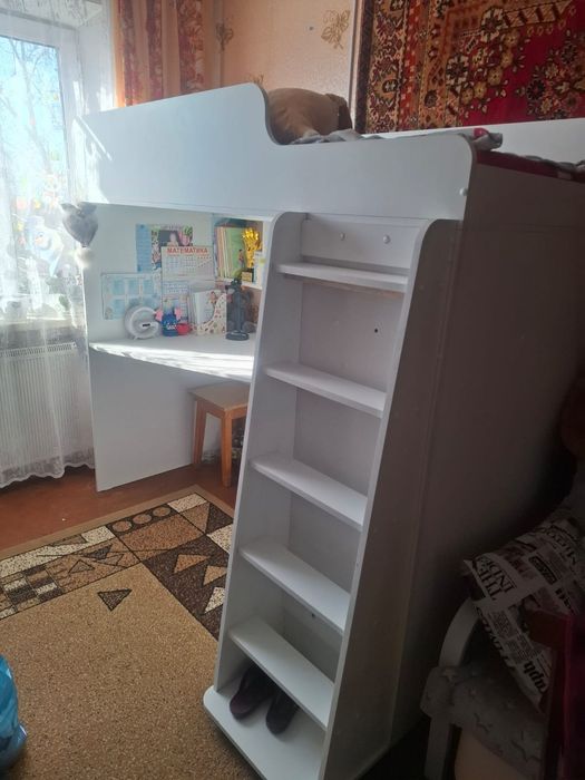 Продаю письменный стол с кроватью