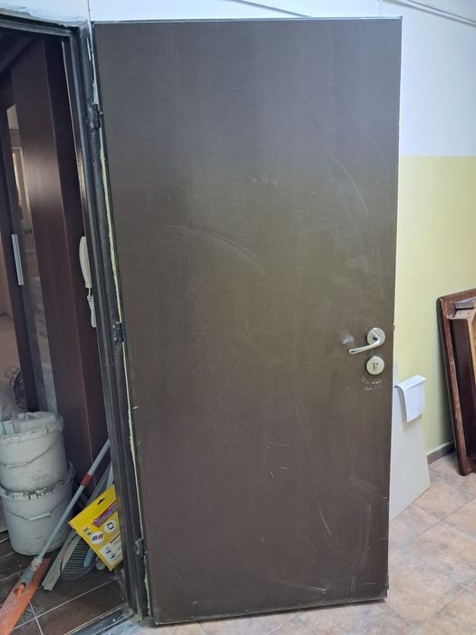 Входная железная дверь б/у