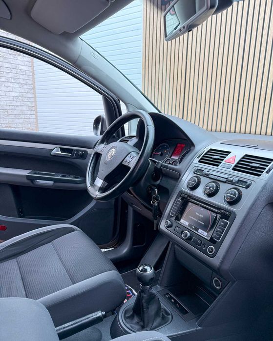 VW TOURAN 2,0 TDI . Clima, Scaune incalzite, Garantie 12 luni . Buy-Back