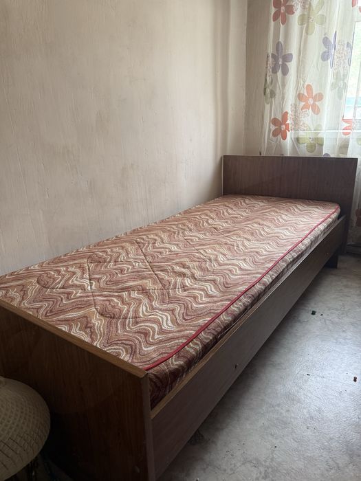 Продам кровать с матрасом в хорошем состоянии.