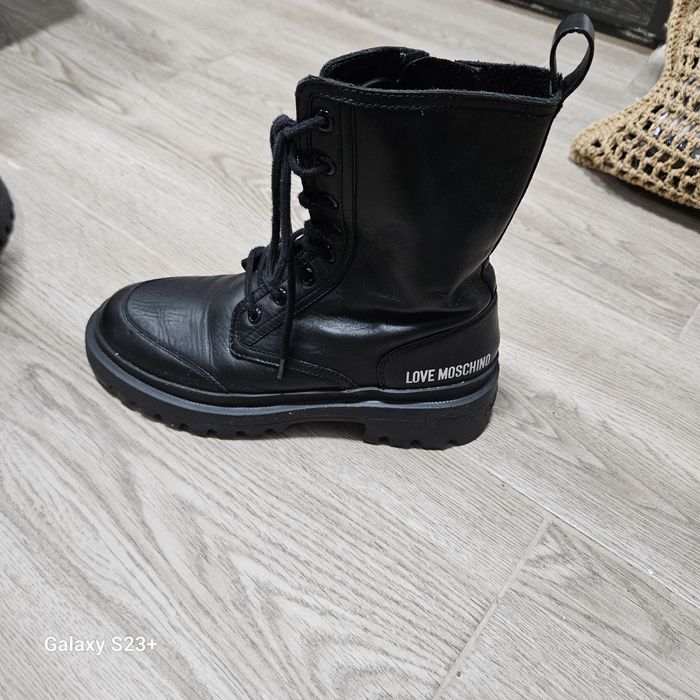 Ghete moschino piele