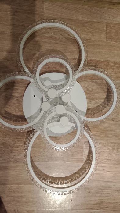 Продам люстра. Красивый.