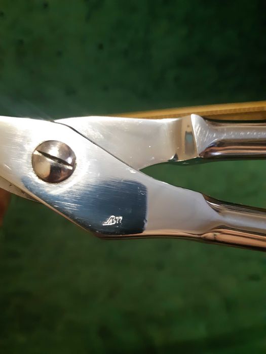 Щипцы медицинские  резать гипс.