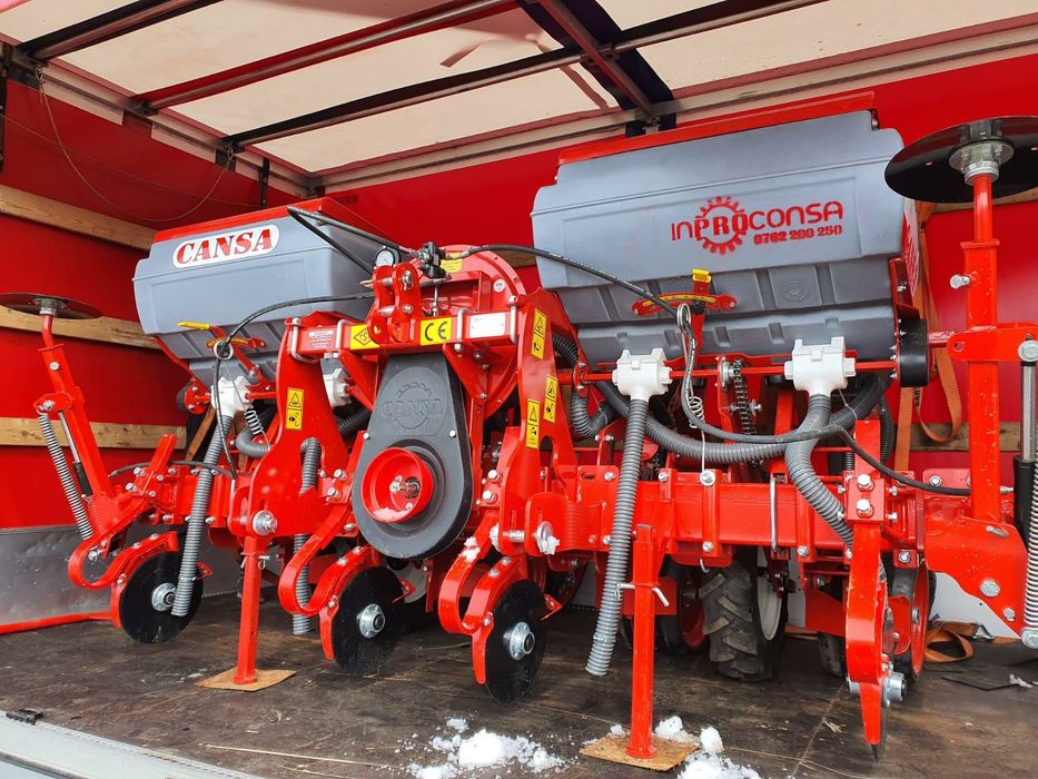 Semanatoare de porumb si floarea soarelui  cu fertilizare pe discuri