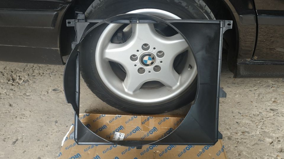 Диффузор BMW E34 объем 2.5 радиатора