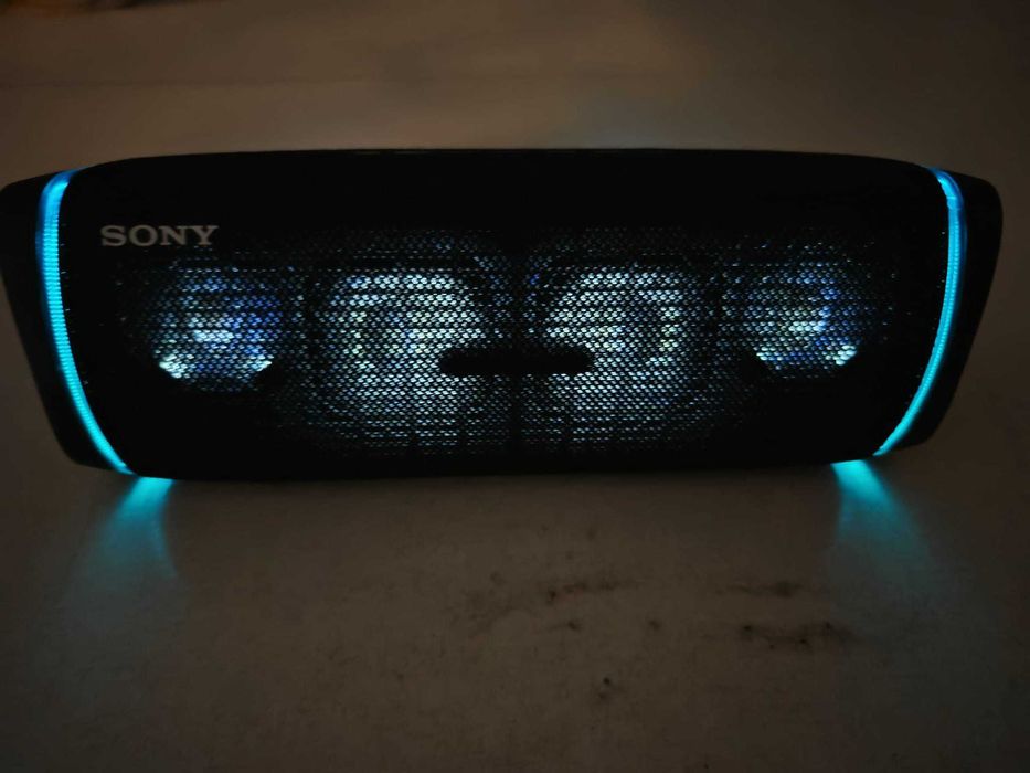 Vând boxa portabila Sony cu joc de lumini