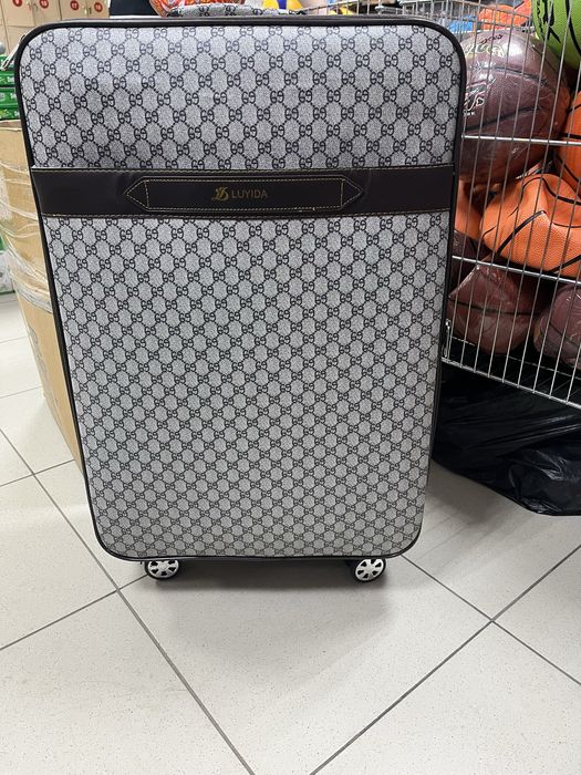 Продам чемодан новый