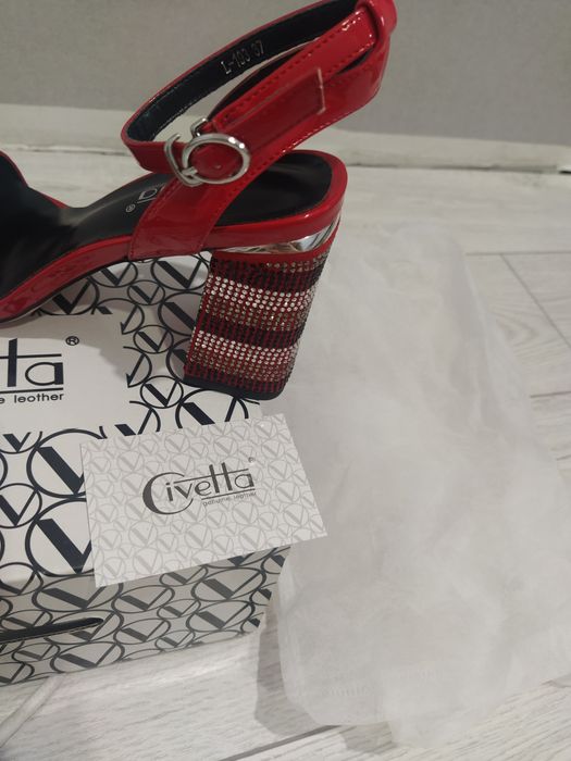 Продам Босоножки