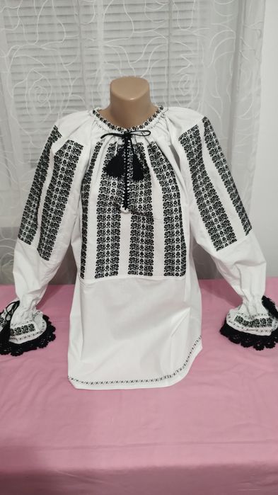 Ie tradițională cu motive florale țesute, zona Sibiu și Făgăraș