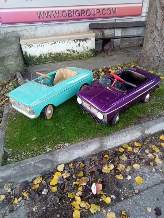 Продавам метална детска ретро кола с педали МОСКВИЧ количка