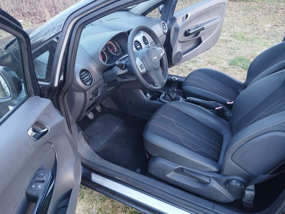 Opel Corsa 1.4i cu 87 cp,E5,an 2012,incalzire volan si scaune,AC