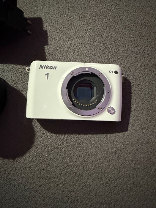 Nikon 1 S1 cu obiectiv manual