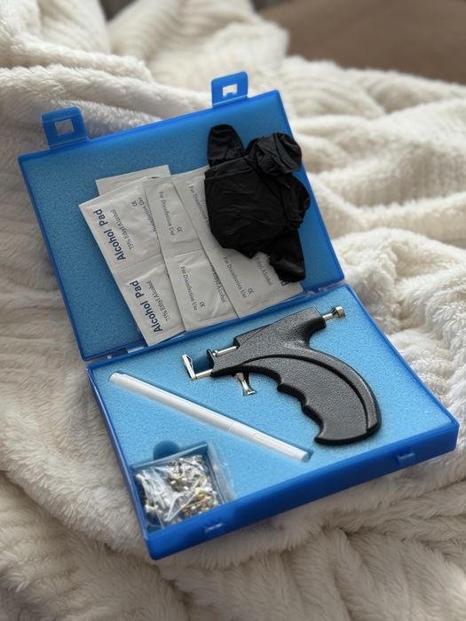 Pistol de dat gauri in urechi si nas,Include 36 de cercei cu diamante