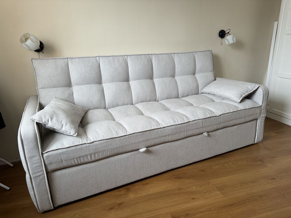 Диван белый светлый