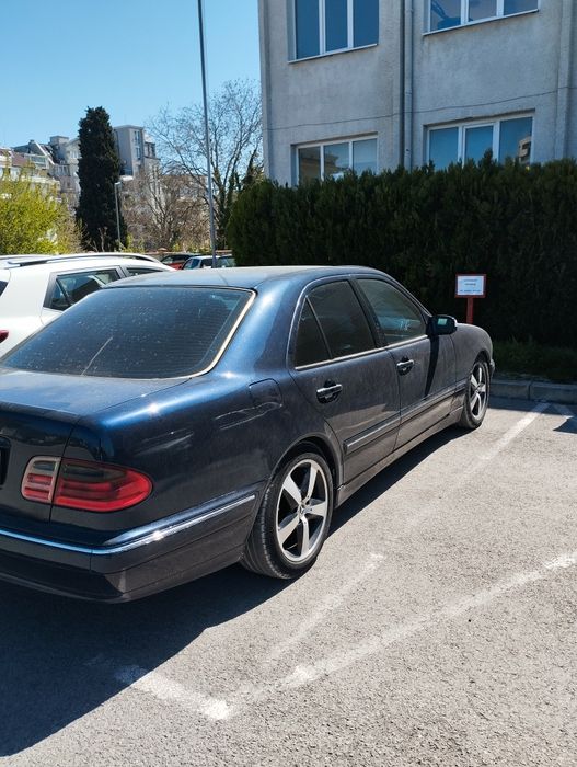 Мерцедес Е 320 тъмно син