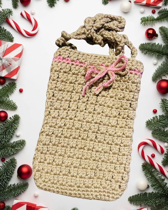 Плетена чантичка за телефон