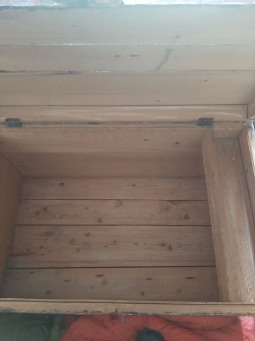 Сандық екі дана сатылады