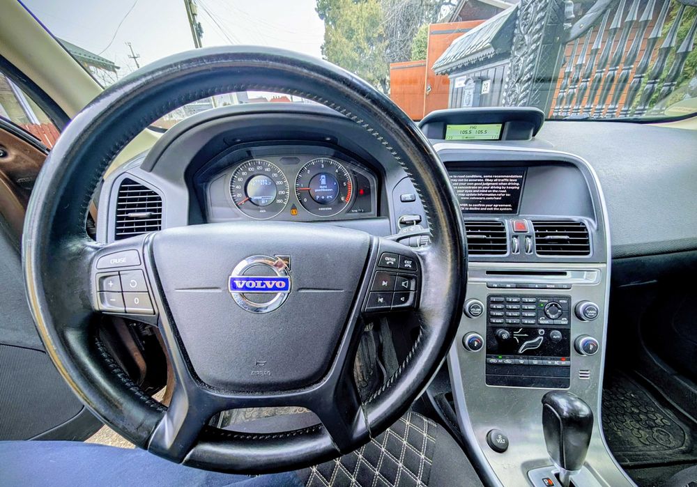 Volvo XC60 2.4 D Tractiune fata An Fabricatie 2010 Culoare Deosebita