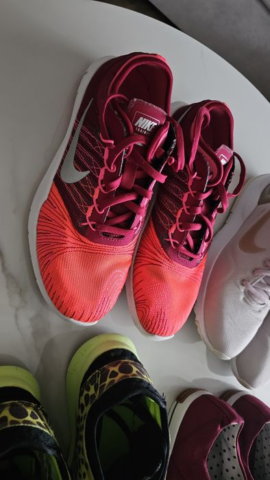 Обувки на ток, маратонки nike