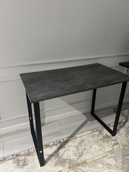 Стол ЛДСП с металлическими ногами