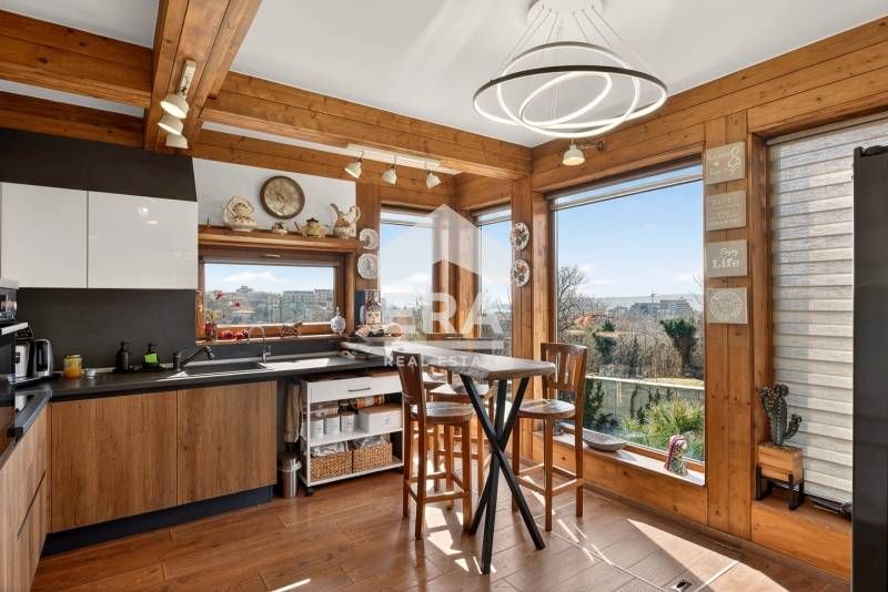 Двуетажна, новопостроена, стилно обзаведена къща за продажба, с двор,