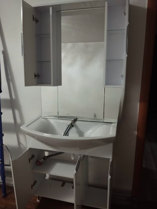 СРОЧНО Раковина со шкафом комплект зеркало