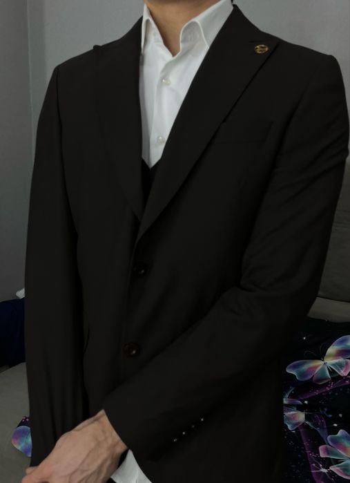 Коричневый костюм