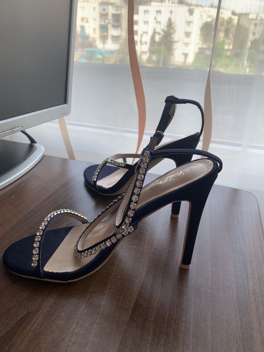 Sandale Chi Chi London cu toc superbe cu strasuri . Sunt noi