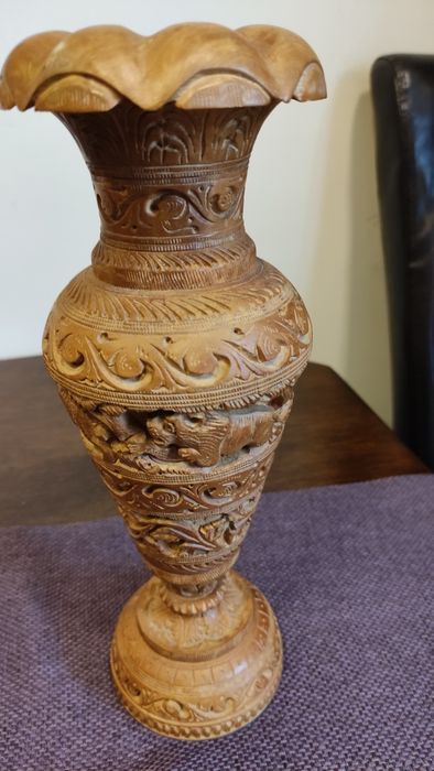 Vând vaza din lemn sculptata