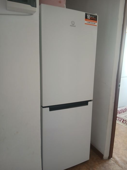 Почти новый холодильник Indesit