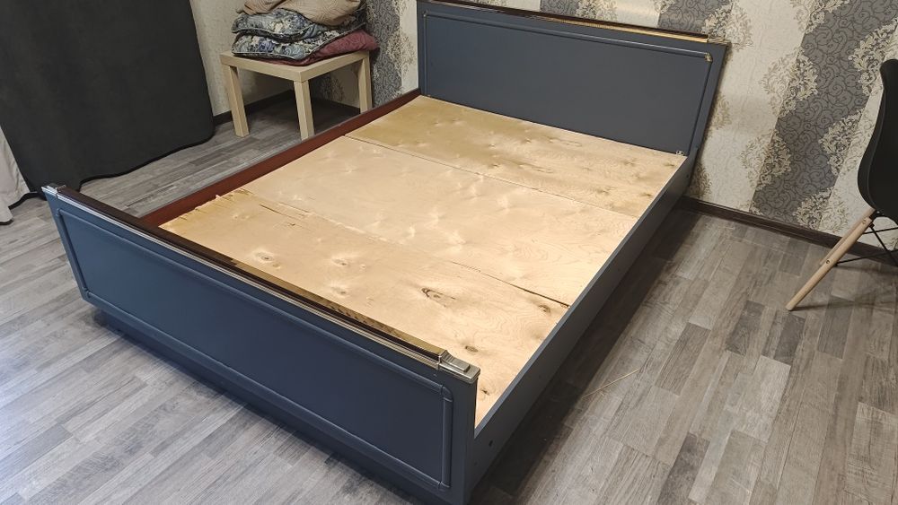 Кровать без матраса