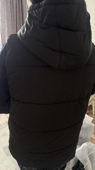 Безрукавка с капюшоном