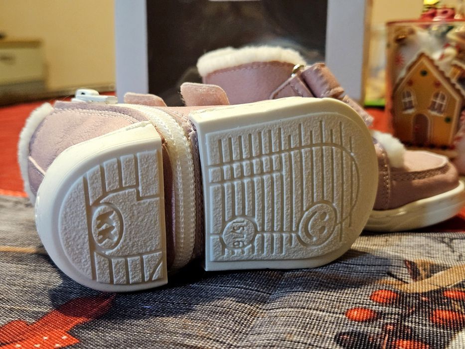 Продавам два чифта ЧИСТО НОВИ бебешки буйки за прохождане КК