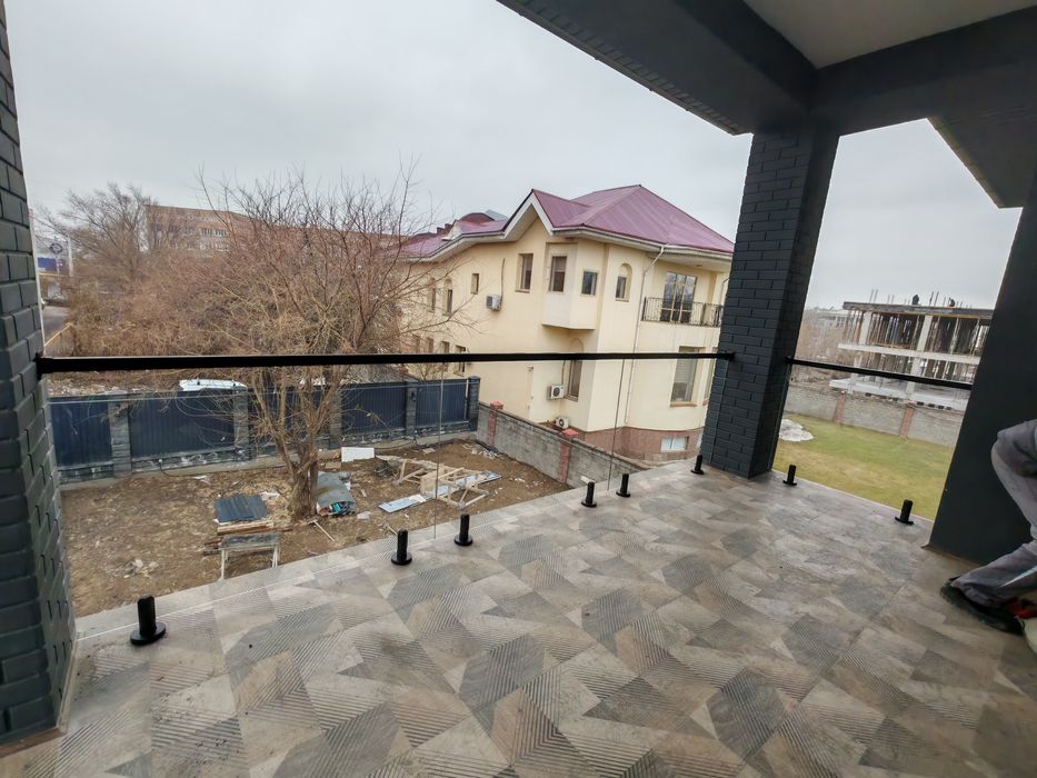 Перила из стекло для лестница на балконе