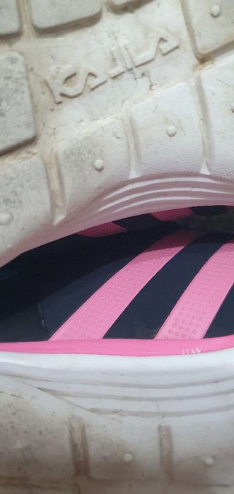 Продам женские кроссовки