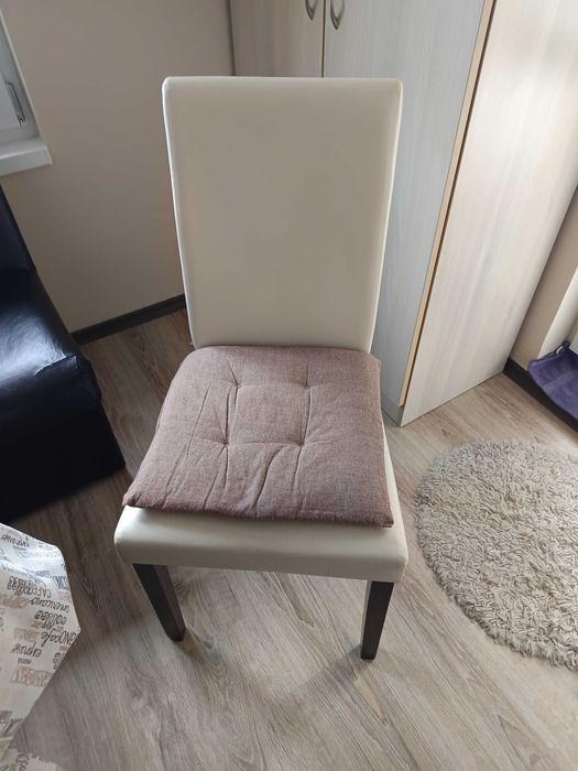 Продавам ъгъл с леки забележки и два стола цена 100€